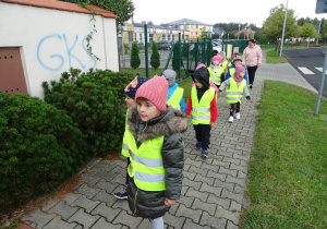 Dzieci idą na spacer